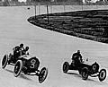 Zweimal Siegerwagen Mercedes 120 PS: Dario Resta (Startnummer 3) gewinnt das Rennen um den Prix de la France am 5. August 1907 auf der Rennstrecke von Brooklands/England, und J. E. Hutton (Startnummer 9) belegt Platz 2.